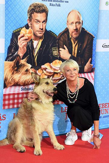 Rita Falk mit Hund Ludwig.
