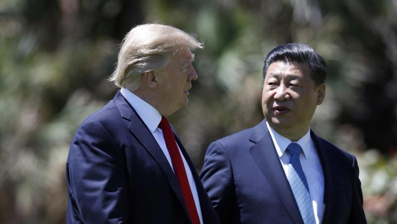 US-Präsident Donald Trump und Chinas Staatschef Xi Jinping gehen nach einem bilateralen Treffen in Trumps Domizil Mar-a-Lago spazieren. US-Präsident Donald Trump und Chinas Staatschef Xi Jinping gehen nach einem bilateralen Treffen in Trumps Domizil Mar-a-Lago spazieren.