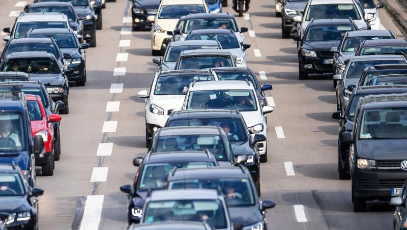 Auf der Autobahn Richtung München stehen Autos im Stau. Foto: Sina Schuldt/dpa Auf der Autobahn Richtung München stehen Autos im Stau. Foto: Sina Schuldt/dpa