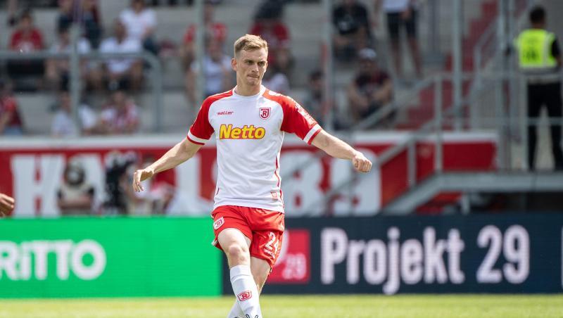 Scott Kennedy von Regensburg spielt den Ball. Scott Kennedy von Regensburg spielt den Ball.