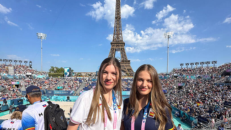 Passend zum Anlass: Die spanischen Prinzessinnen unterstützten ihr Beachvolleyball Team im legeren Sportoutfit. Passend zum Anlass: Die spanischen Prinzessinnen unterstützten ihr Beachvolleyball Team im legeren Sportoutfit.