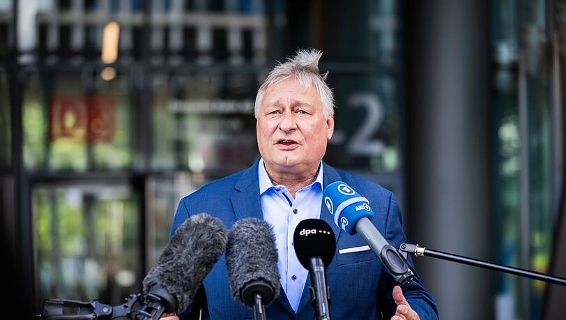 Martin Burkert, Chef der Eisenbahn- und Verkehrsgewerkschaft (EVG), fordert mehr Sicherheit f&uuml;r Bahnpersonal. (Archivbild)