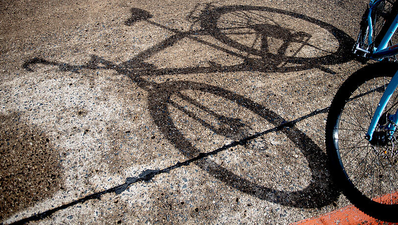 Der Rennradfahrer w&auml;hlte selbst den Notruf und kam schwer verletzt ins Krankenhaus.(Symbolbild)
