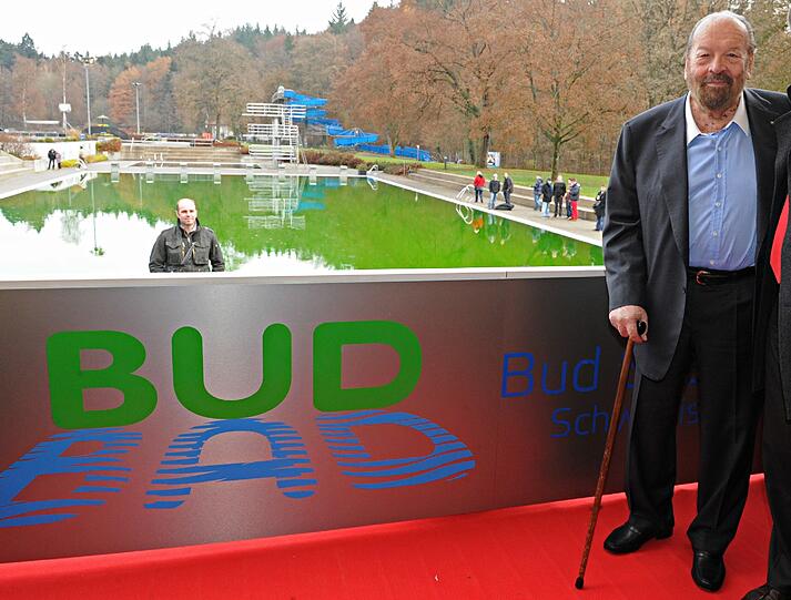 60 Jahre nach seinem Einsatz als Leistungsschwimmer in Schwäbisch Gmünd trägt das dortige Freibad nun den Namen des Schauspielers.