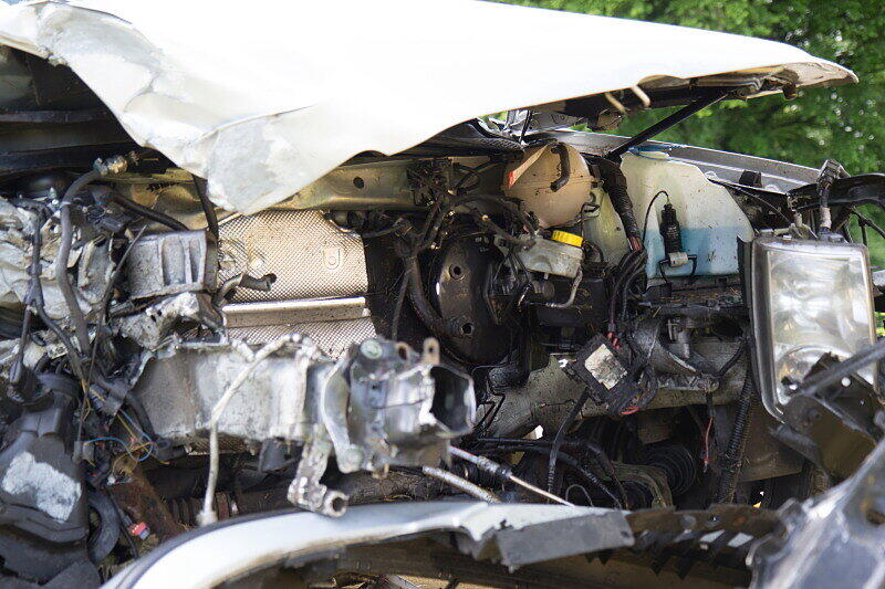 Schwer vorstellbar, dass der Fahrer dieses Wagens nahezu unverletzt blieb. Die Bilder vom Unfallort.