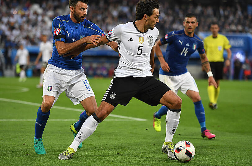Mats Hummels: Note 2. Hellwach gegen Pelle, fix am Ball, oft einen Gedanken und damit Schritt schneller als Italiens Mittelstürmer. Rückte oft bis ins Mittelfeld vor, um Lükcen zu schließen, agierte ganz sicher und souverän. Bester Deutscher vor der Pause, sah in der 90. Minute seine zweite Gelbe Karte des Turniers nach Foul (na ja!) an Éder. Im Halbfinale daher nun gesperrt. Im Elfmeterschießen unter Druck erfolgreich.