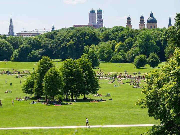Zahlreiche Personen liegen im Englischen Garten in München. Foto: Marc Müller/Archiv