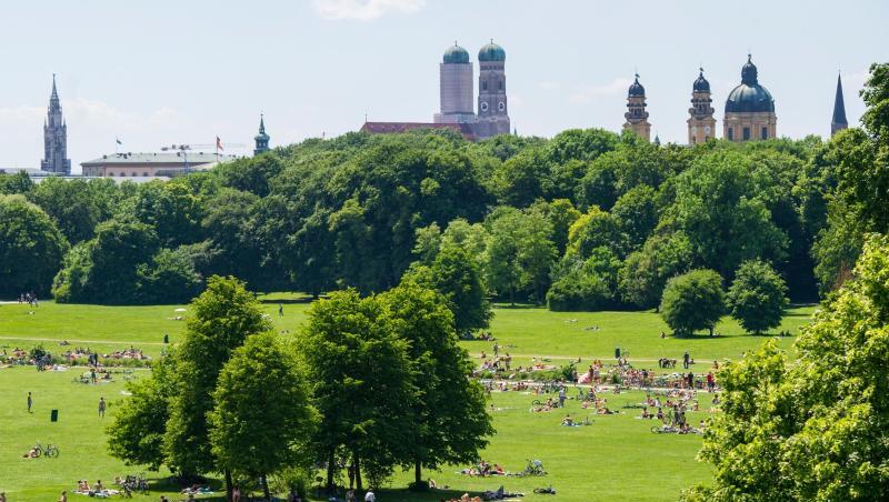 Zahlreiche Personen liegen im Englischen Garten in München. Foto: Marc Müller/Archiv Zahlreiche Personen liegen im Englischen Garten in München. Foto: Marc Müller/Archiv