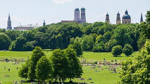 Zahlreiche Personen liegen im Englischen Garten in München. Foto: Marc Müller/Archiv