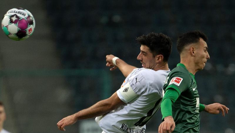 Der Gladbacher Lars Stindl (l) und Iago aus Augsburg im Kopfballduell.