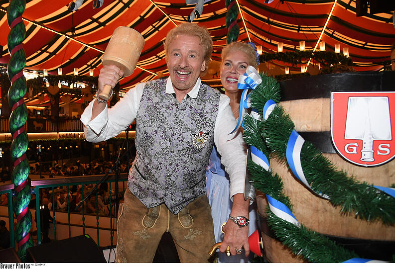 Thomas Gottschalk mit Karina Mross beim Anzapfen im Marstall Festzelt.