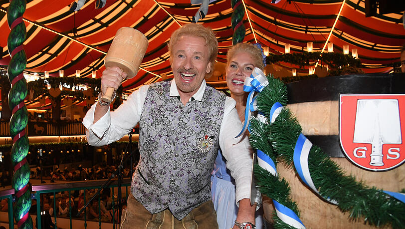 Thomas Gottschalk mit Karina Mross beim Anzapfen im Marstall Festzelt.