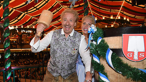 Thomas Gottschalk mit Karina Mross beim Anzapfen im Marstall Festzelt.