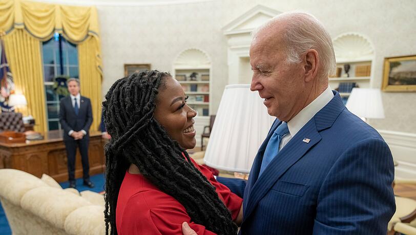 US-Präsident Joe Biden umarmt Brittney Griners Ehefrau Cherelle, nachdem die Basketballerin aus russischer Haft entlassen wurde.