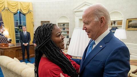 US-Präsident Joe Biden umarmt Brittney Griners Ehefrau Cherelle, nachdem die Basketballerin aus russischer Haft entlassen wurde.