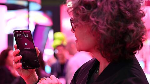 Telekom-Vorständin Claudia Nemat spricht mit dem KI-Assistenten von Perplexity.