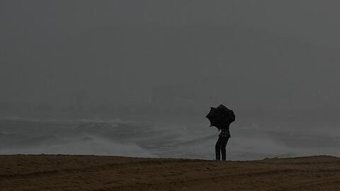 Ein schwerer Zyklon hält vor seinem Auftreffen auf Land Menschen und Behörden an Indiens Ostküste im Golf von Bengalen in Atem.