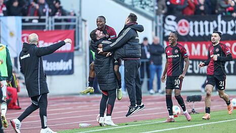 Ausgelassener N&uuml;rnberger Jubel mit Torsch&uuml;tze Mohamed Zoma (oben links) und Trainer Miroslav Klose nach dem 2:1.