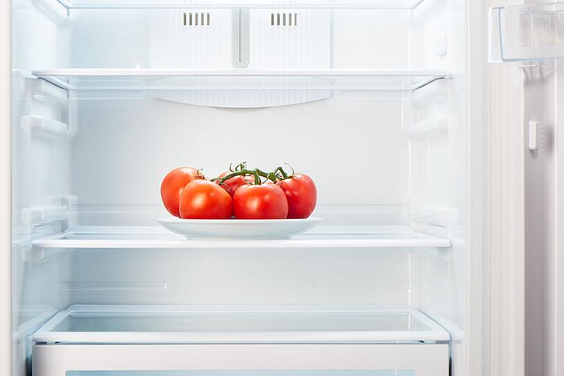 Lagerung der Tomate: Viele Verbraucher und auch Gem&uuml;seh&auml;ndler bewahren Tomaten unter falschen Bedingungen auf. Oft landet das Fruchtgem&uuml;se im K&uuml;hlschrank oder K&uuml;hlraum. Doch das schadet den Tomaten, denn bei zu k&uuml;hlen Temperaturen verliert sie deutlich schneller an Geschmack, Haltbarkeit und Textur. Besser ist es, sie separat in einer Schale bei Raumtemperatur zu lagern.