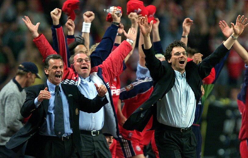 Großer Jubel auf der Bayern-Bank nach dem Pokalsieg 2000 gegen Werder Bremen.