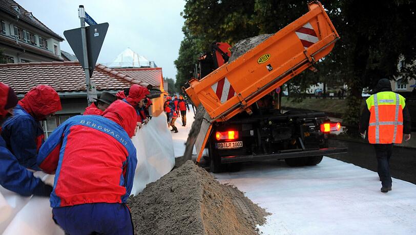 Bergwachtler helfen entlang des Mangfallkanals in Kolbermoor bei Rosenheim (Bayern) einen Damm zu bauen. Bergwachtler helfen entlang des Mangfallkanals in Kolbermoor bei Rosenheim (Bayern) einen Damm zu bauen.