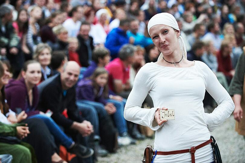 Beim Kaltenberger Ritterturnier gibt es in diesem Jahr mehr Action. Rundherum sorgen bunte Gaukler-Gestalten für Unterhaltung und Kinder stehen sowieso im Mittelpunkt.