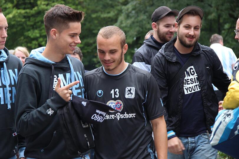 Auch die Profimannschaft ist beim Fanfest dabei: Neben einer Trainingseinheit können sich die Besucher vor allem auf die Autogrammmeile mit der kompletten Zweitliga-Mannschaft freuen (ab ca. 14.15 Uhr).