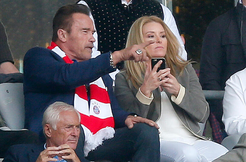 Arnold Schwarzenegger und Freundin Heather Milligan beim Spiel des FC Bayern gegen den FC Köln. Die Bilder.