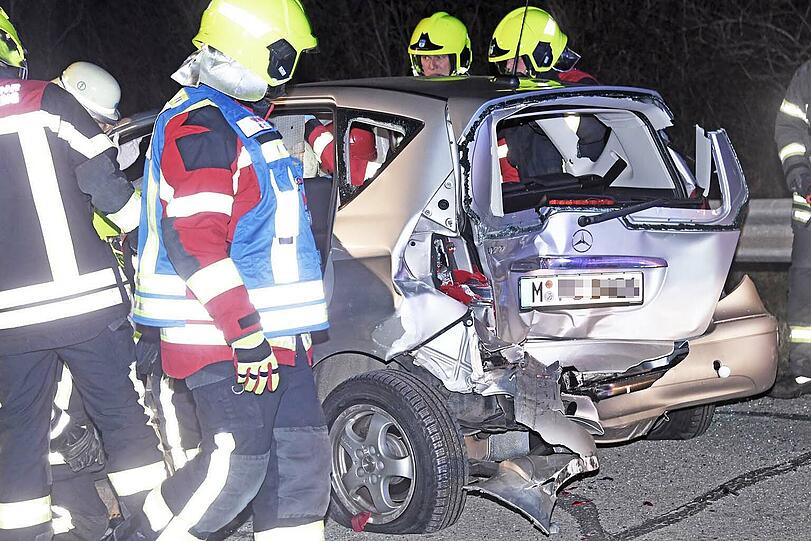 Ein Mercedes wurde bei einem Unfall auf der A8 schwer beschädigt. Die Bilder.