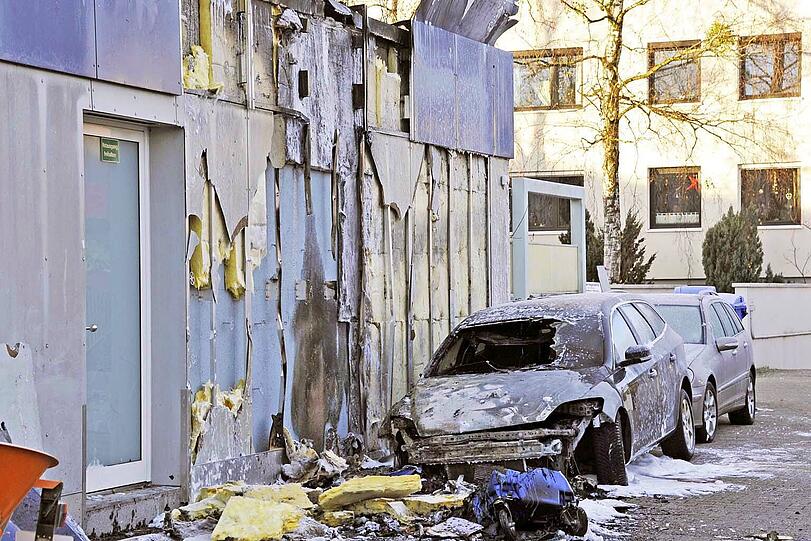 Durch eine brennende Papiertonne geriet in der Nacht zum Sonntag, 15.12.2013, die Fassade eines vierstöckigen Mehrfamilienhauses in Brand - Sachschaden: 100.000 Euro. Nur einer von vielen Bränden, die der 27-jährige Feuerwehrmann zu verantworten hat.