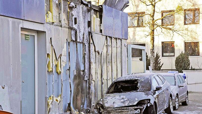 Durch eine brennende Papiertonne geriet in der Nacht zum Sonntag, 15.12.2013, die Fassade eines vierstöckigen Mehrfamilienhauses in Brand - Sachschaden: 100.000 Euro. Nur einer von vielen Bränden, die der 27-jährige Feuerwehrmann zu verantworten hat. Durch eine brennende Papiertonne geriet in der Nacht zum Sonntag, 15.12.2013, die Fassade eines vierstöckigen Mehrfamilienhauses in Brand - Sachschaden: 100.000 Euro. Nur einer von vielen Bränden, die der 27-jährige Feuerwehrmann zu verantworten hat.