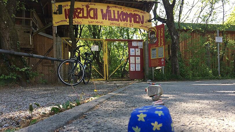 Mut-Mach-Steine: Der Beginn der Schlange am Abenteuerspielplatz (ASP) in Neuhausen.