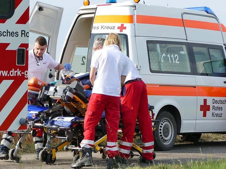 Sanitäter bringen einen Verletzten nach einem Blitzeinschlag in Thüringen in einen Rettungswagen.