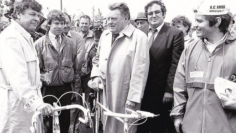 Um 1982 mit CSU-Übervater Franz Josef Strauß bei einem Radrennen:Podiuk (2.v.r.) mit einem Brillenmodell, das ihn viele Jahre begleitet.