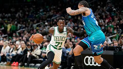 Dennis Schröder (l) wird künftig für die Houston Rockets auflaufen.