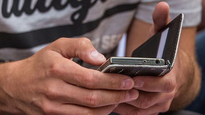 Unter dem Eindruck des Ukraine-Kriegs macht sich jeder Vierte (25 Prozent) in Deutschland laut einer Umfrage Sorgen vor Cyberattacken auf persönliche Geräte.