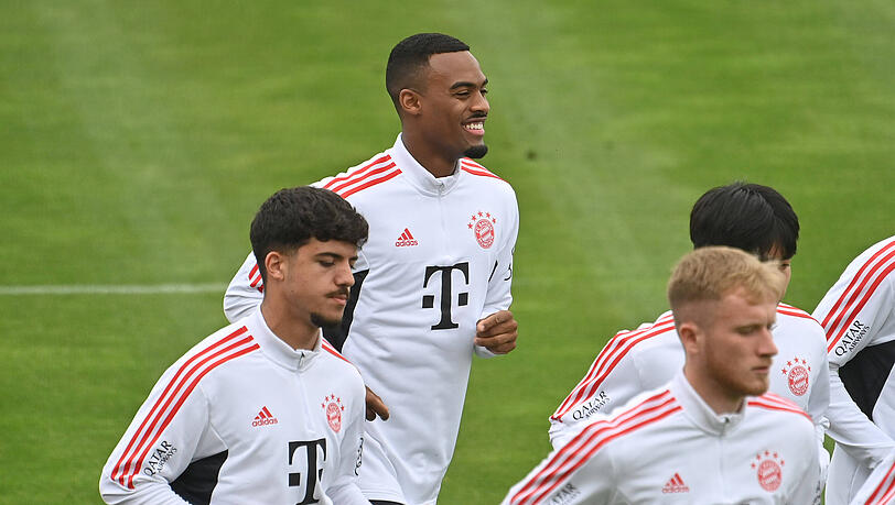 Mit einem breiten Lächeln im Gesicht absolvierte Ryan Gravenberch am Montag sein erstes Training beim FC Bayern.