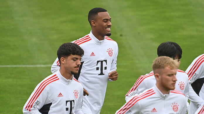 Mit einem breiten Lächeln im Gesicht absolvierte Ryan Gravenberch am Montag sein erstes Training beim FC Bayern.