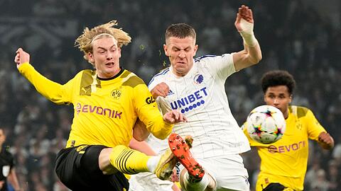 Julian Brandt (l) im Zweikampf mit Denis Vavro.