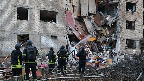 In der ukrainischen Großstadt Saporischschja schlug eine Rakete in ein Wohnheim ein.