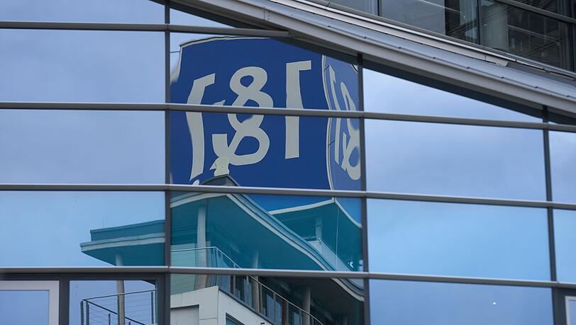 Das Logo vom 1&1 an der Firmenzentrale in Montabaur im Westerwald.