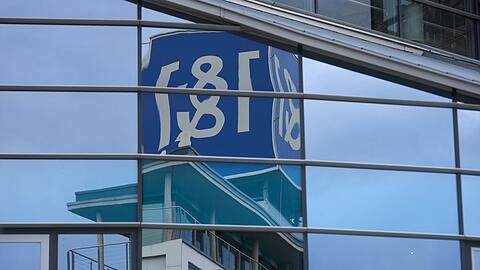 Das Logo vom 1&1 an der Firmenzentrale in Montabaur im Westerwald.