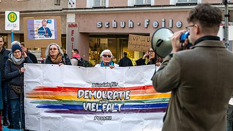 Demonstration des "Passauer B&uuml;ndnisses f&uuml;r Demokratie und Vielfalt" protestierten gegen EVP-Chef Weber und eine Zusammenarbeit der EVP mit der AfD im EU-Parlament.