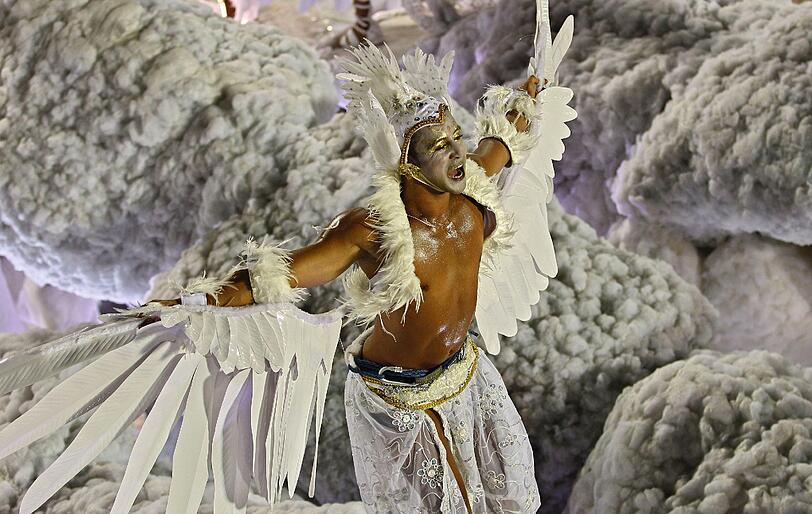 In der Stadt am Zuckerhut ist der "Carnaval 2012" auf seinem Höhepunkt: Zehntausende Tänzer, Tänzerinnen und Trommler zogen in der Nacht zum Dienstag erneut mit riesigen Motivwagen durch Rios Sambódromo an begeisterten Zuschauern vorbei - sehen Sie hier die Bilder...