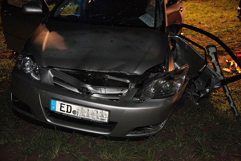 Horror-Unfall im Landkreis Erding: Ein Ehepaar stirbt nach einem Zusammenstoß mit einem 26-jährigen Autofahrer. Der Mann wird leicht verletzt. Die Ursache des Unfalls, der sich am späten Mittwochnachmittag ereignete, ist noch unklar. Hier sehen Sie die Bilder vom Unfallort.