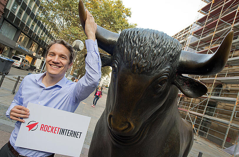 Oliver Samwer, Vorstandsvorsitzender und Gründer von Rocket Internet, steht kurz vor dem Börsenstart des Unternehmens in Frankfurt am Main an der Skulptur des Bullen auf dem Börsenplatz.