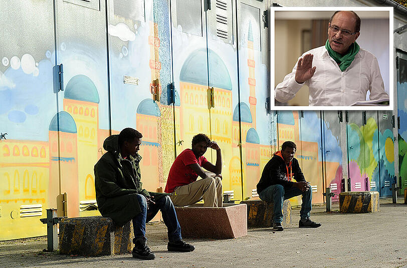 Alexander Metz (oben rechts) und Flüchtlinge aus Eritrea in der Bayernkaserne.