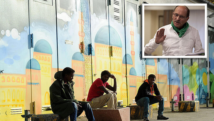 Alexander Metz (oben rechts) und Flüchtlinge aus Eritrea in der Bayernkaserne. Alexander Metz (oben rechts) und Flüchtlinge aus Eritrea in der Bayernkaserne.