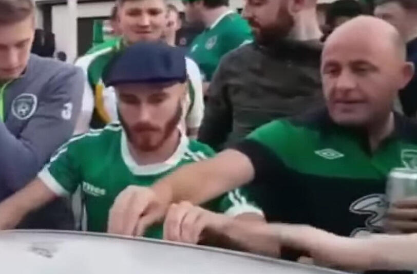 IRLANDS FANS SINGEN FÜR EIN BABY Auf den Straßen Frankreichs entpuppten sich die irischen Fans als stets hilfreiche Zeitgnossen, reparierten und öffneten beispielsweise Autos...