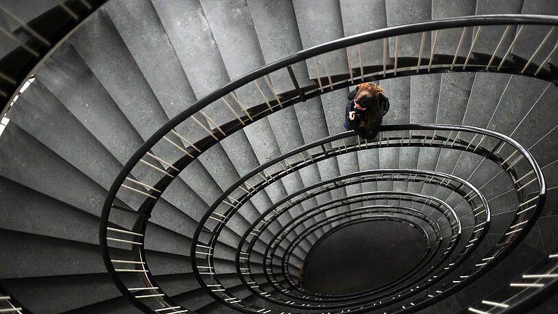 Abstieg in die Dunkelheit: Depressive fokussieren sich zunehmend auf das Negative im Leben. Dass es Auswege aus diesem Teufelskreis gibt, glauben akut Kranke nicht.